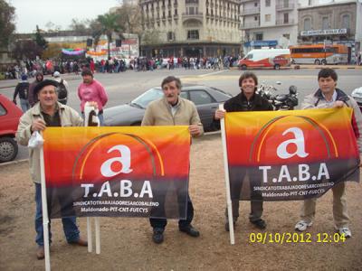 Sindicato de Arcobaleno estrenó bandera acompañando la movilización en Montevideo.
